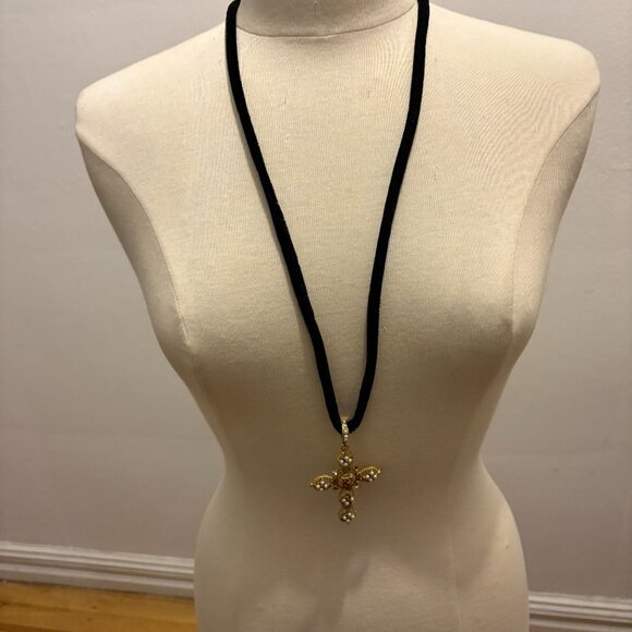 Vintage Gerard Yosca gold cross pendant on a black velvet rope signed - Picture 7 of 8
